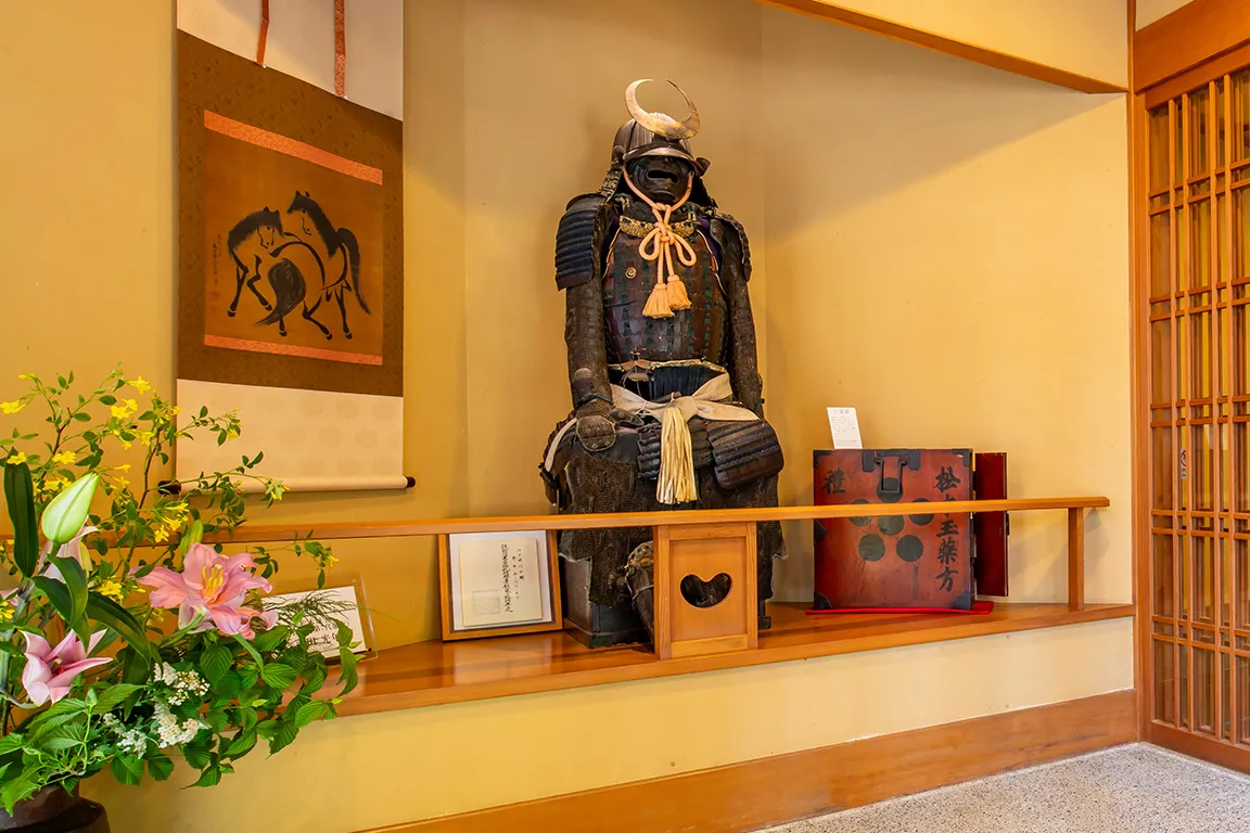 玄関に展示している先祖代々受け継ぐ甲冑