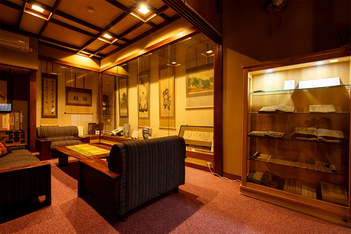 先祖より受け継ぐ古美術を館内に展示しています