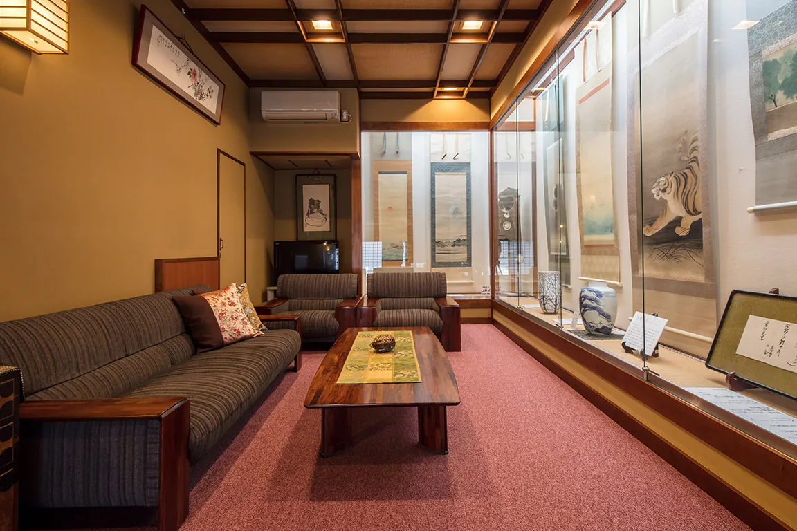 先祖より受け継ぐ古美術を館内に展示しています