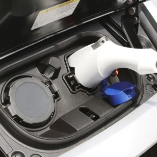 【電気自動車用EV充電器】駐車場内に設置しております。