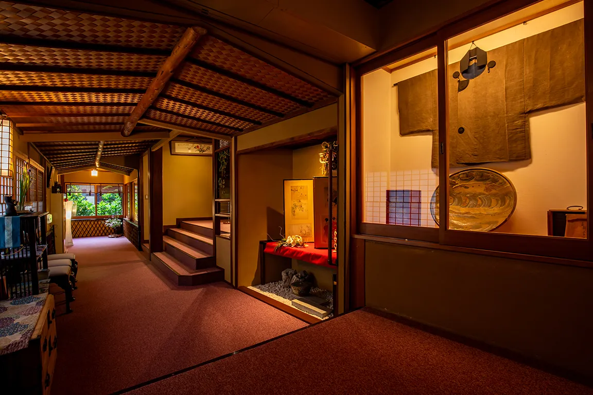 受け継いできた古美術が飾られる館内