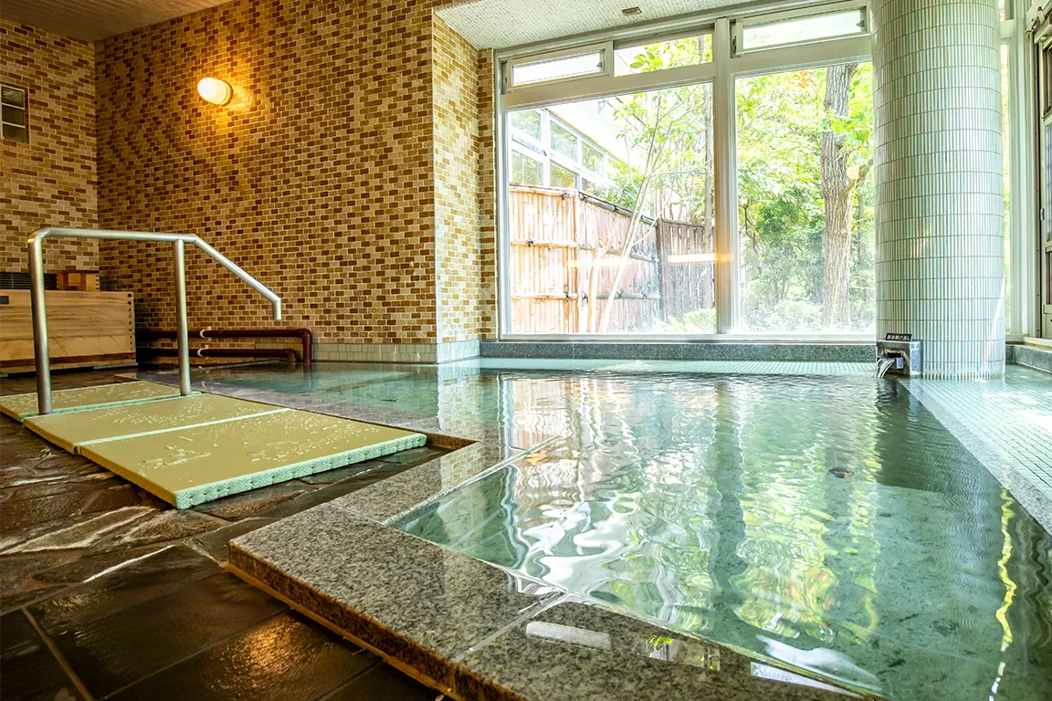 【大浴場 芙蓉】大きな窓と湯舟が開放的な大浴場