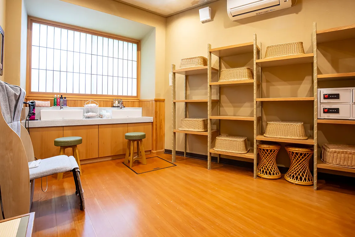 【大浴場 芙蓉】脱衣所も広々としています。