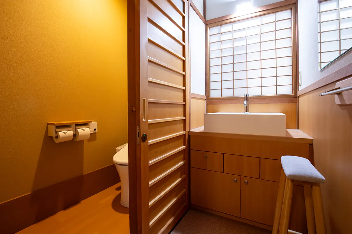 【本館和室 白馬】2024年2月にリニューアルした洗面台とトイレ。