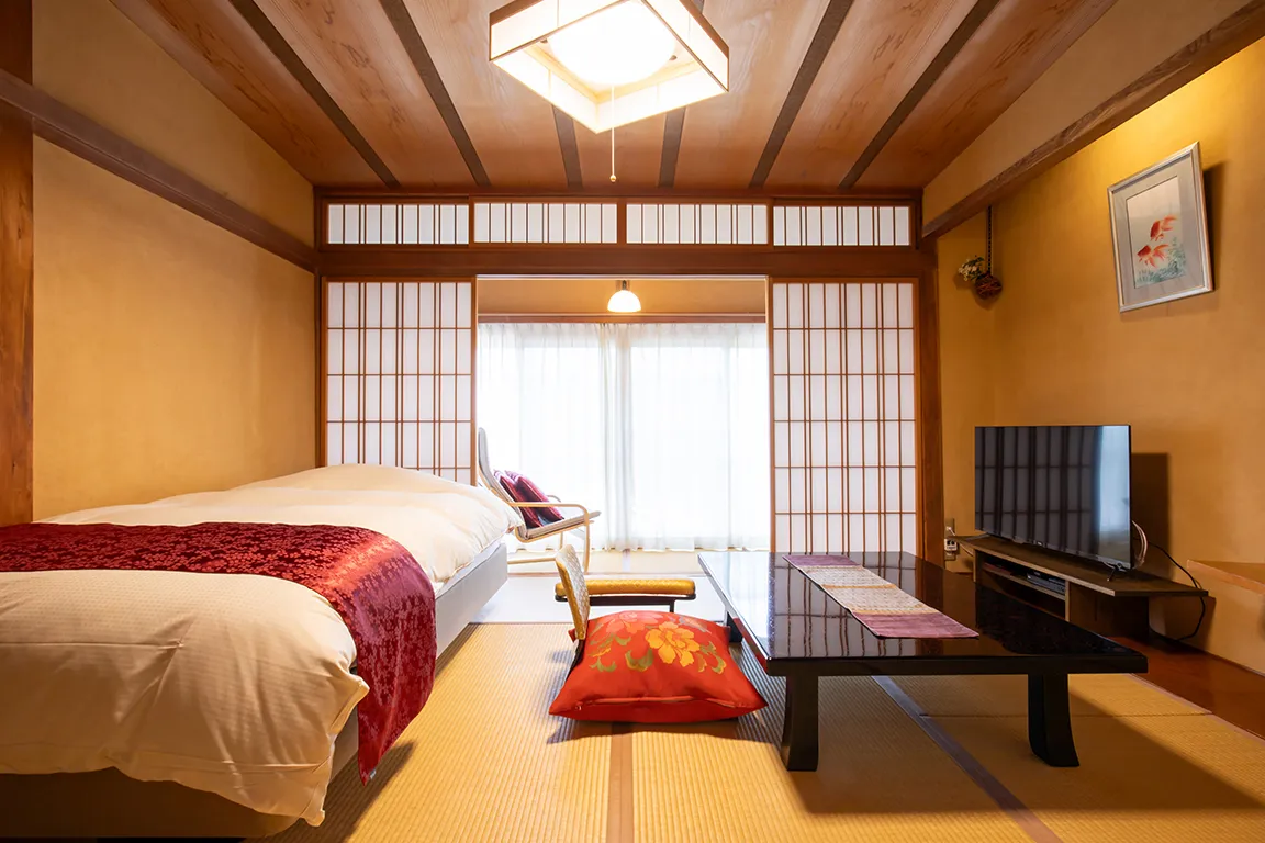 【本館和室 穂高】数寄屋造りの趣が残るコンパクトなお部屋。