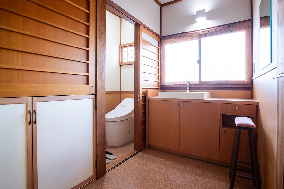 【本館和室 常念】窓に面した明るい洗面所とトイレ