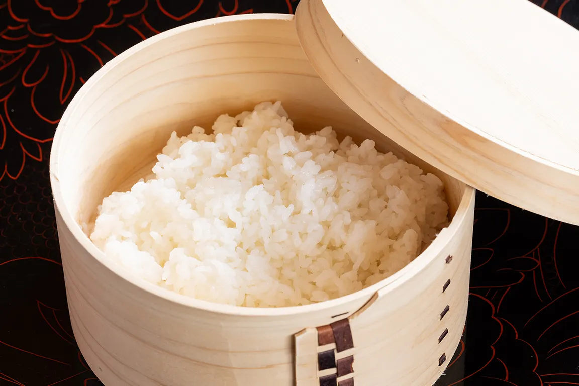 【朝食一例】ふっくら炊き上げた長野県産のコシヒカリ金芽米。