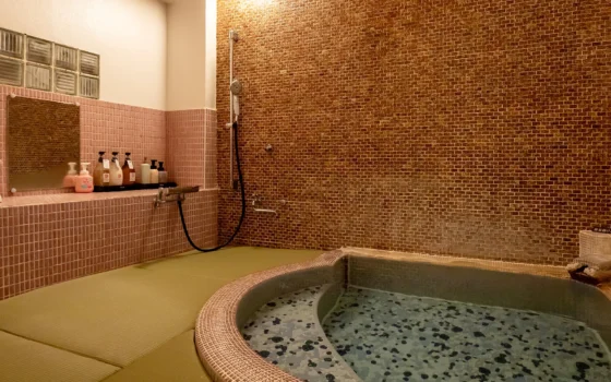 【貸切風呂】レトロなタイル張りの浴槽と畳敷き。源泉かけ流しの貸切風呂です。