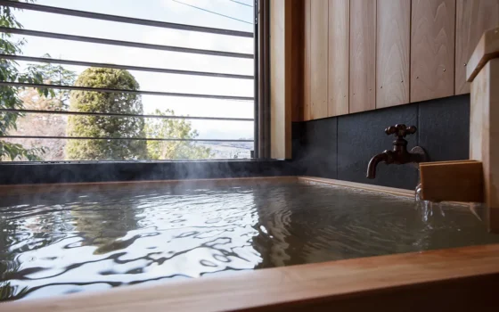 【りんどう】源泉かけ流しの半露天風呂をお楽しみください。