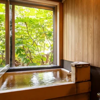 【すずらん】お庭を望む客室の半露天風呂