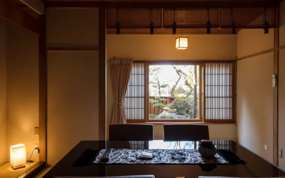 【すずらん】室内のテーブルより眺めるお庭