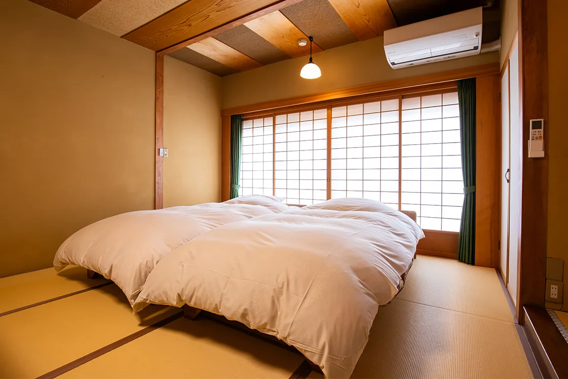 【本館和室 槍】和室ですがベッドを導入しており、快適にご利用いただけます。
