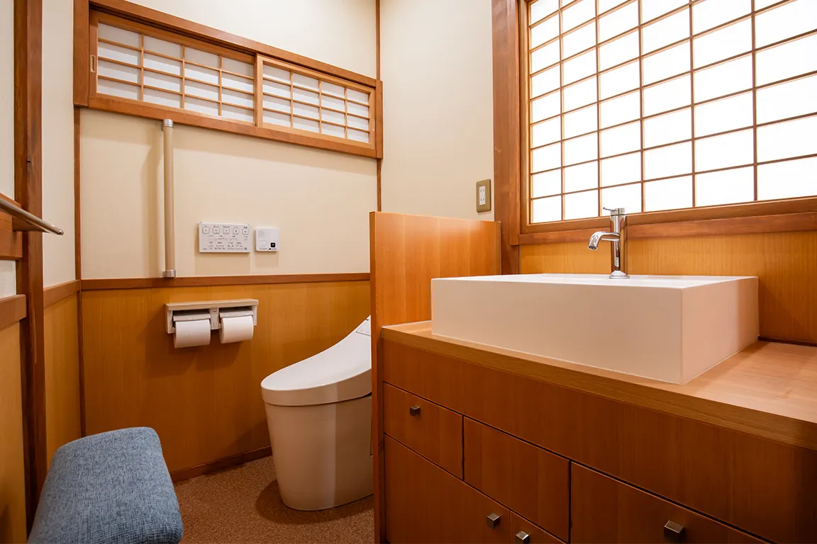 【本館和室 槍】客室にお風呂はありませんが、洗面台や洗浄機付きトイレなど水回りは快適です。