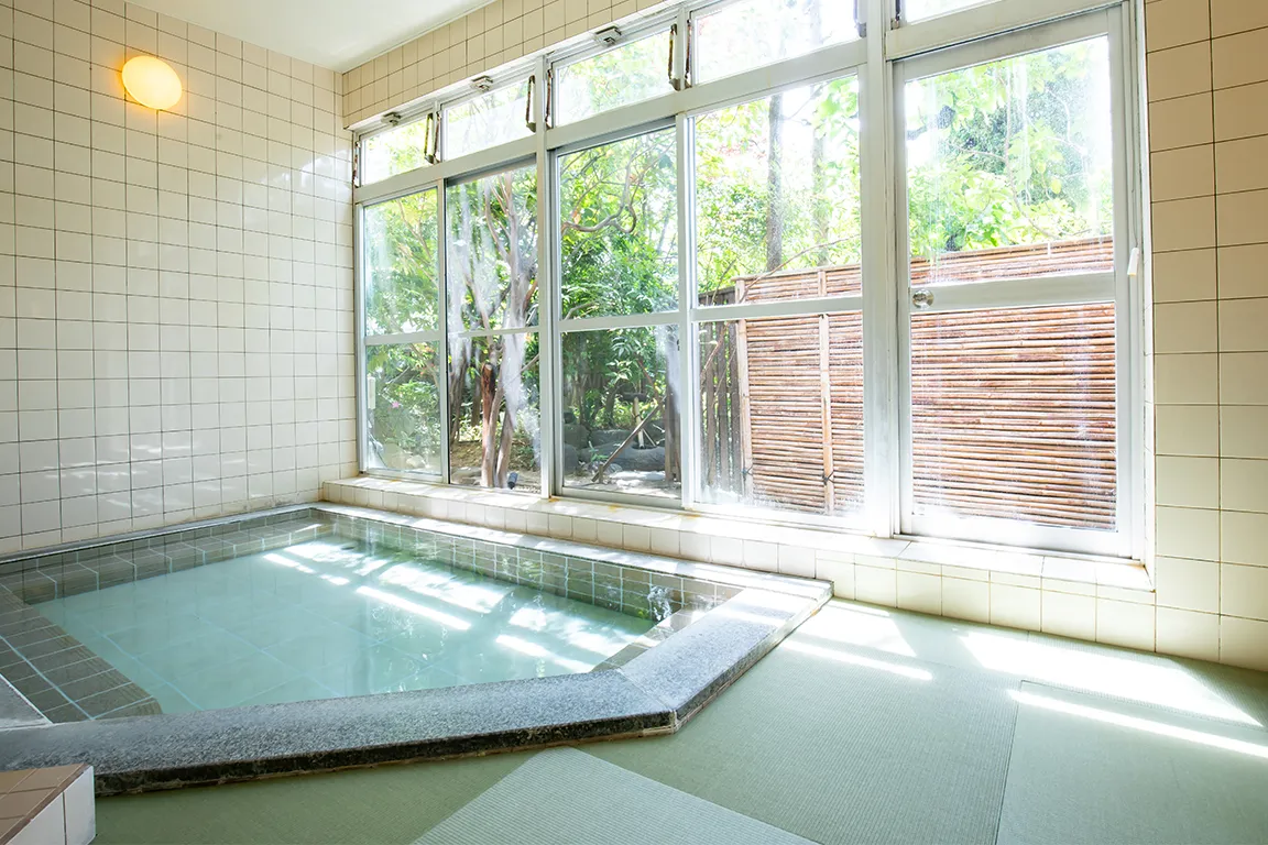 【大浴場 夕映え】2025年3月に全面畳敷きにリニューアルした大浴場です。