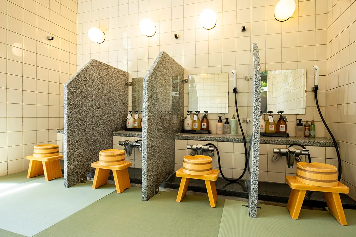 【大浴場 夕映え】全面畳敷きで滑りづらく、赤ちゃんも安心な洗い場です。