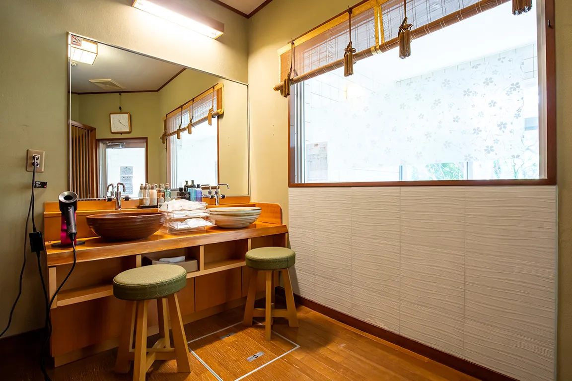 【大浴場 夕映え】コンパクトにまとまった脱衣所。ドライヤーやアメニティ等のご用意もございます。