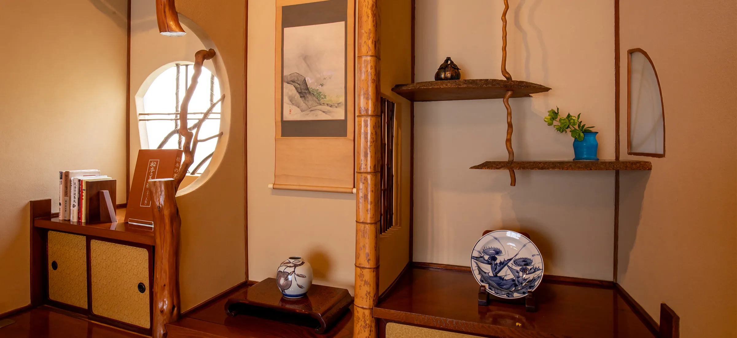 【特別ラウンジ・美（うつくし）】樹を活かした見事な造りの床の間。