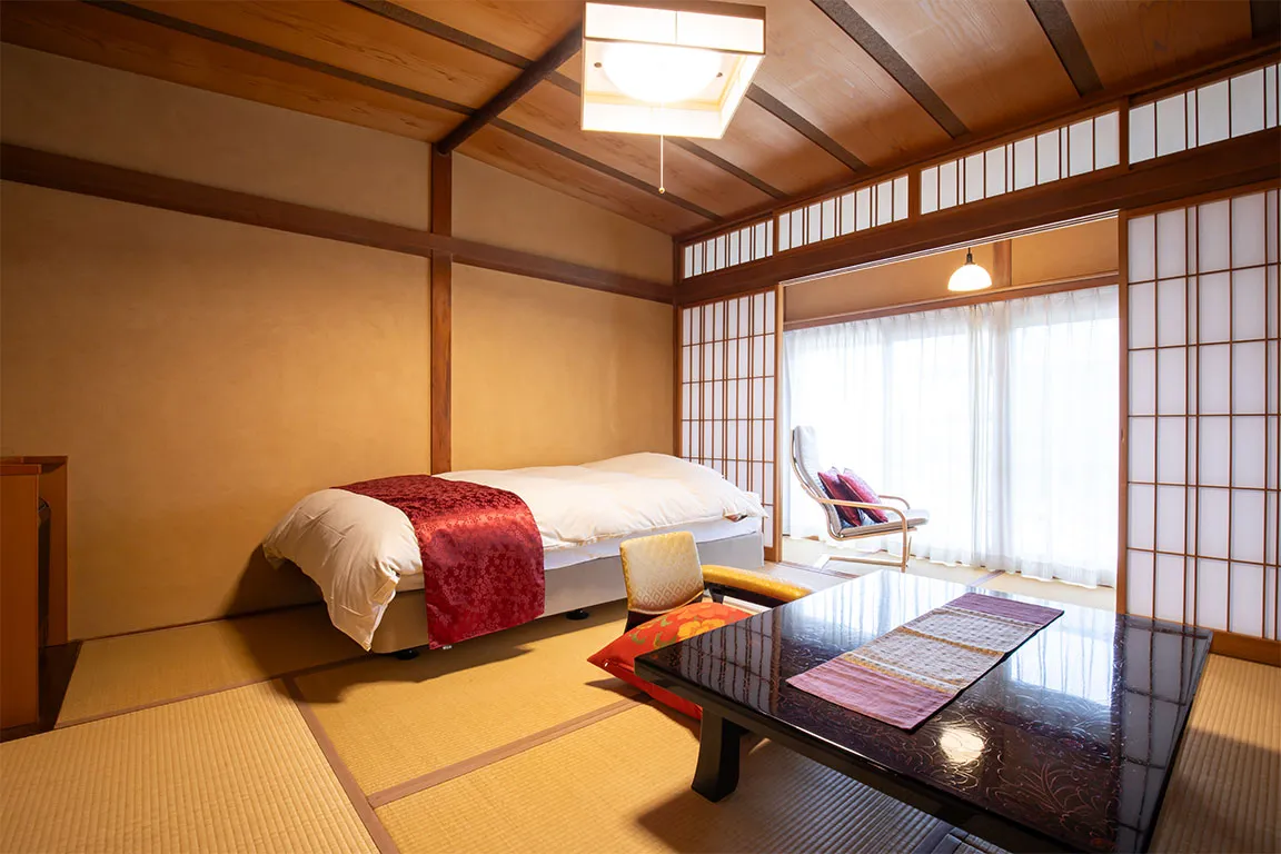 【本館和室 穂高】シモンズ製のベッドを採用しています。