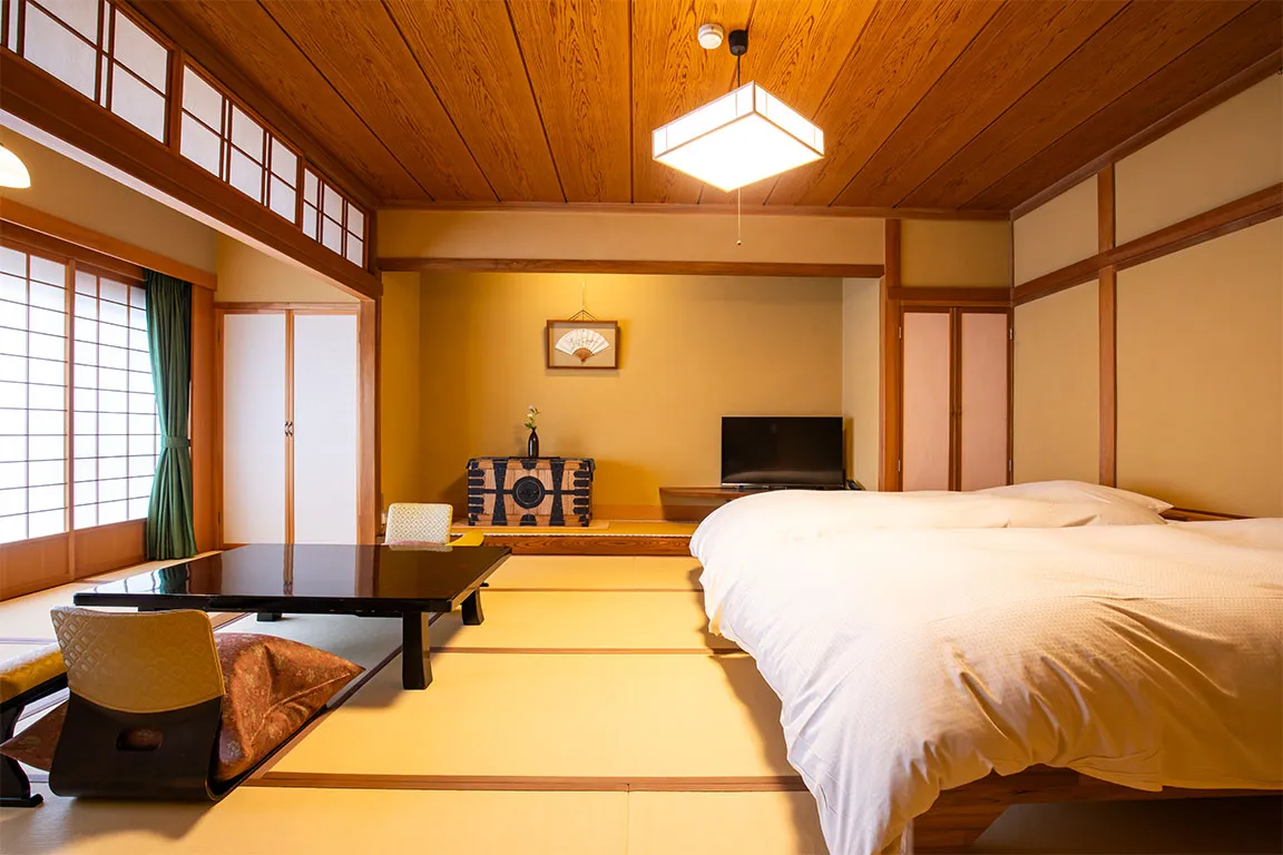 【本館和室 常念】2025年3月リニューアル。数寄屋造りの純和室にベッドを導入しました。