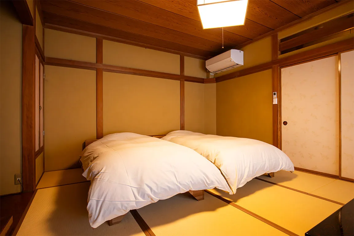 【本館和室 常念】数寄屋造りの純和室にベッドを2台導入しております。