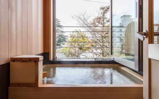 【こまくさ】客室にある源泉かけ流しの半露天風呂。時間を気にせずゆっくりと湯浴みをお楽しみいただけます。