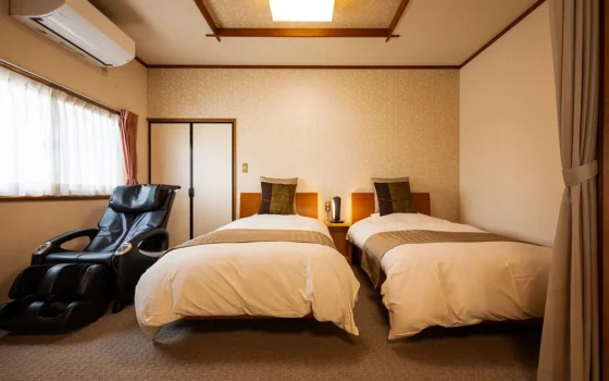 【こまくさ】シモンズ製のツインベッドとマッサージチェア