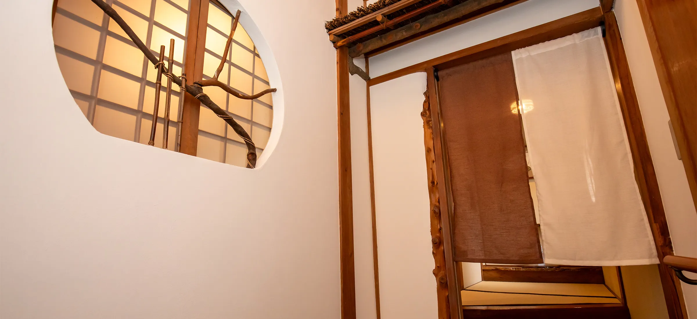 【特別ラウンジ・美（うつくし）】専用の入り口から2階へ進みます。