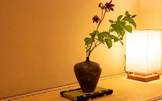 【すずらん】室内にも季節のお花を活けるています。