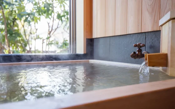 【すずらん】源泉かけ流しの半露天風呂がございます。