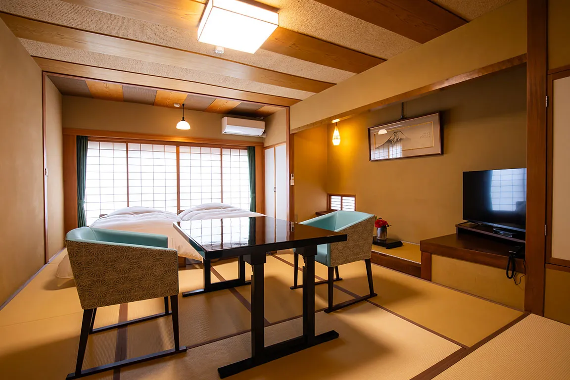 【本館和室 槍】最上階に位置し、晴れた日には遠くに北アルプスの山々を一望できます。