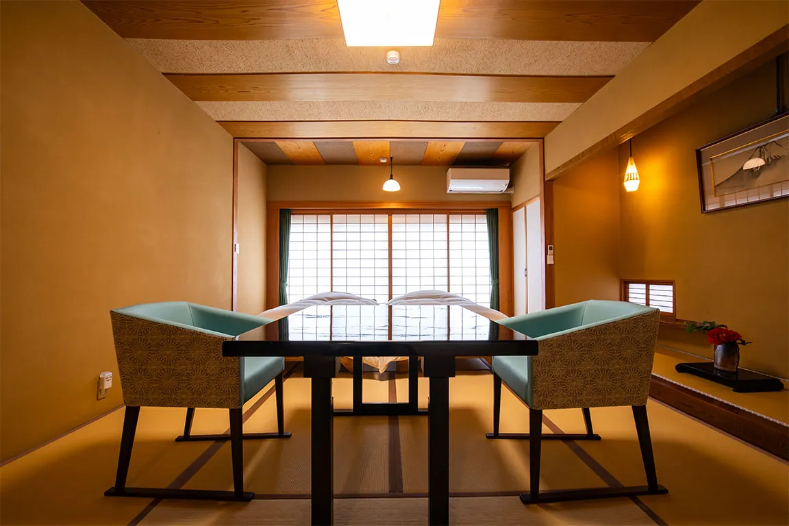 【本館和室 槍】2025年3月リニューアルした、イスでのお食事のできる純和室のお部屋。